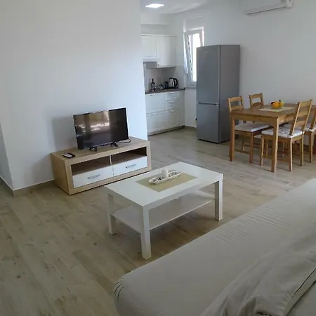 Paola Apartment Vir