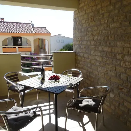 Apartment Paola Vir