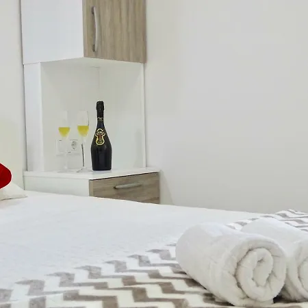 Paola Apartment Vir